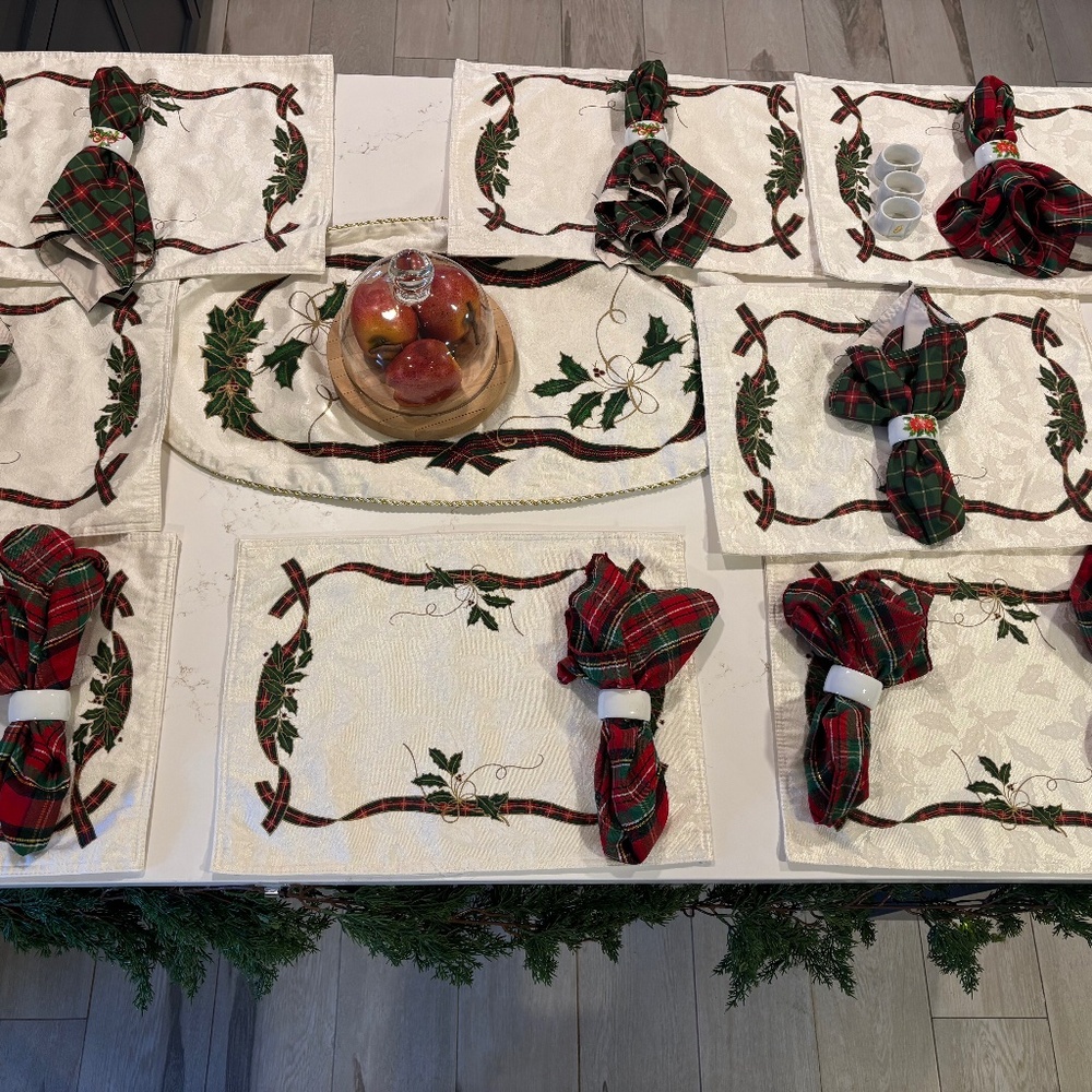 Lenox Split Holiday Burst 8 Placemat, 12 napkin rings , 8 napkins & oval runner